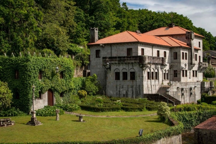 El pazo de Balandrón (Ponte Maceira) y a sus pies, un viejo molino de agua.