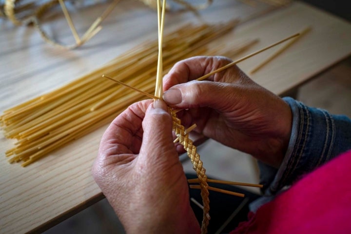 El 'sancosmeiro' requiere trenza de cuatro pajas y lleva una media de 40 horas de trabajo.