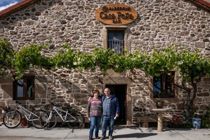 Flora y Paco, los políglotas dueños de 'Casa Pepa', un delicioso albergue en As Mariñas.