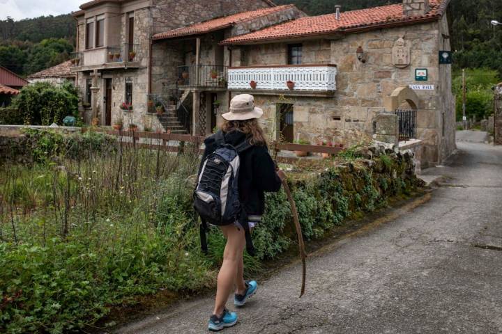 Lires, con sus casas de piedra y la quietud de las aldeas gallegas, solo alterada por cientos de aves.