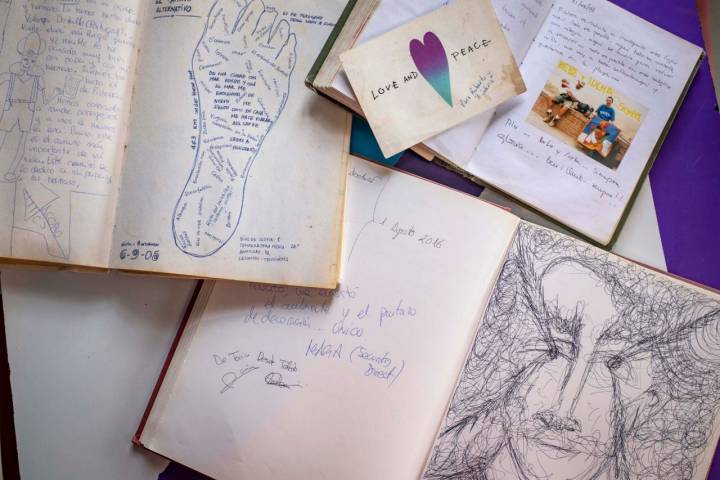Decenas de cuadernos con sentidas dedicatorias y dibujos de los peregrinos que pasan por allí.