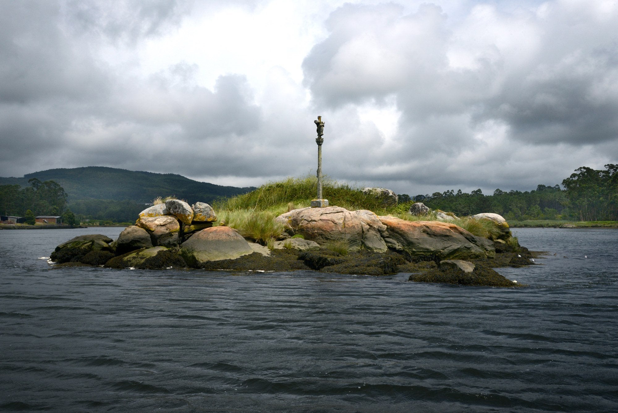 El solitario 'cruceiro' de la isla de Ratón da una idea de su dificultosa construcción.