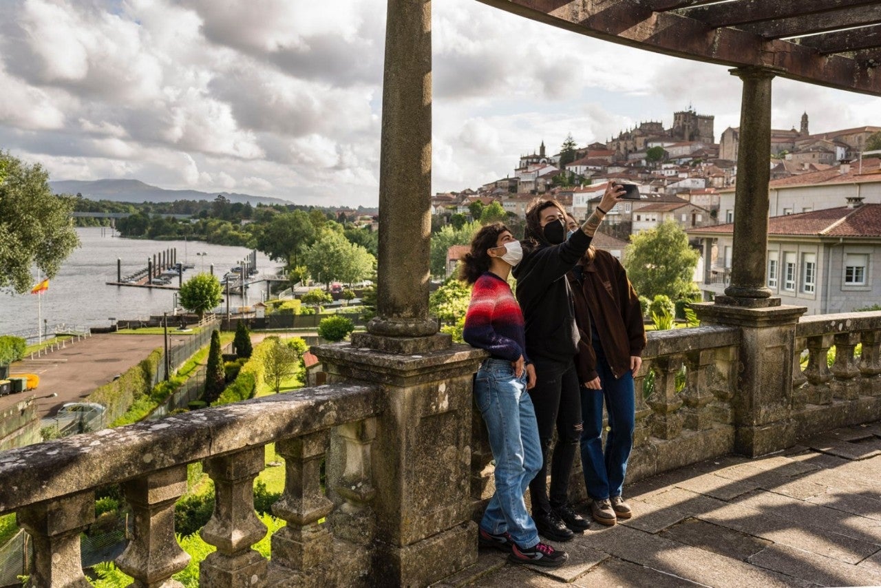 jardín Iglesia de Santo Domingo sobre río Miño 