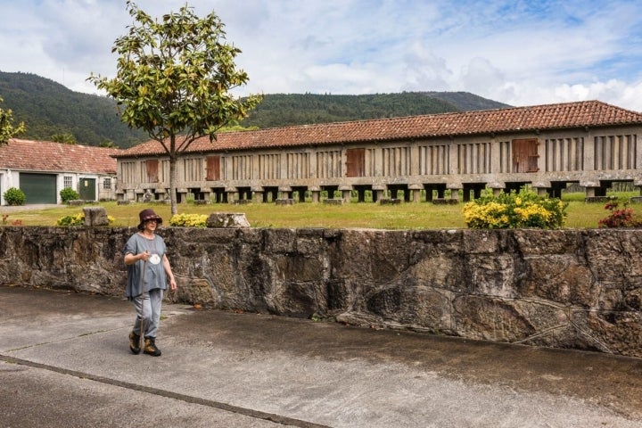 Camino Portugués por la Costa (Tramo 2): hórreo del Monasterio de San Xuán de Poio