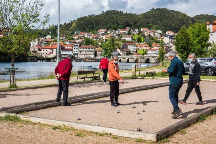 Camino Portugués por la Costa (Tramo 2): Jugadores de petanca cerca del Ponte Sampaio
