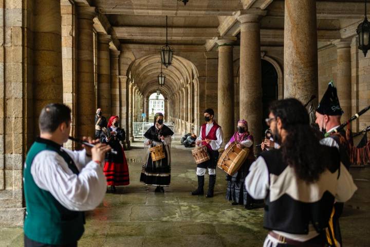Camino Portugués por la Costa (Tramo 3): banda musical en la Plaza del Obradoiro (Santiago de Compostela)