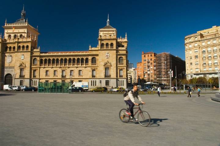 Un ciclista pedalea en la plaza Zorrilla de Madrid.