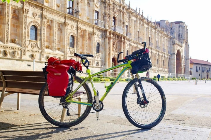 Bicicleta aparcada en la plaza de San Marcos de León.