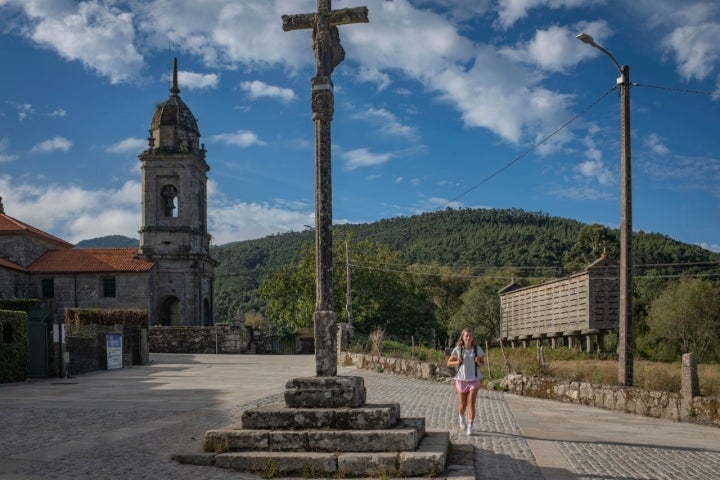 Camino de Santiago ría Muros Noia chica con cruceiro