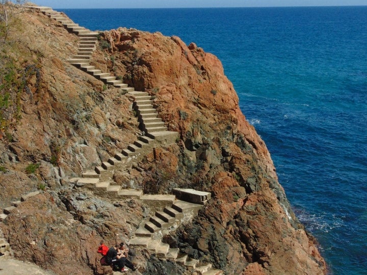 Escaleras a pie de acantilado.