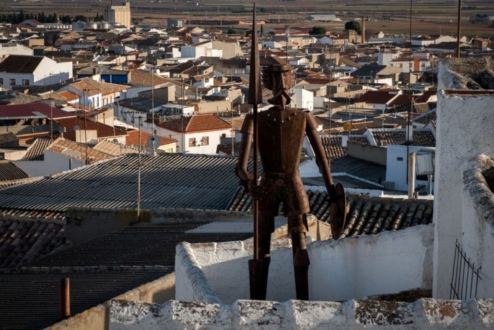 Unas vistas que merecen una parada. La escultura la firma Eloy Teno.