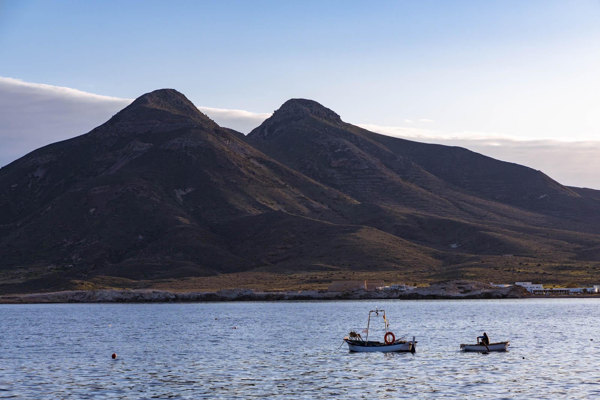 Pescadores regresando a puerto tras faenar