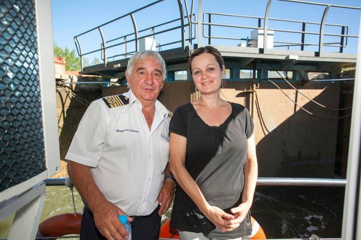 El capitán y Cristina, mujer de la tripulación y guía del centro ambiental del Canal.
