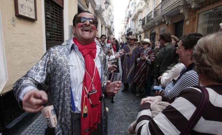 Chirigoteros cantando por las calles de Cádiz.