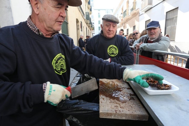 La Pestiñada, la erizada y la ostionada son eventos multitudinarios que inauguran el carnaval. Foto: Manuel Fernández.