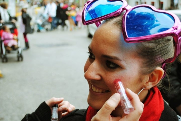 Los dos coloretes pintados son el disfraz más antiguo y el más sencillo. Foto: Nuria Camerino.