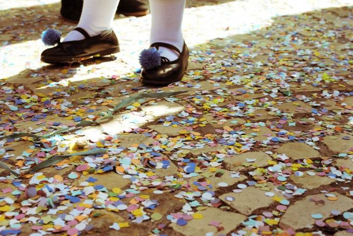 El suelo aparece cubierto de confeti después del pasacalles. Foto: Nuria Camerino.