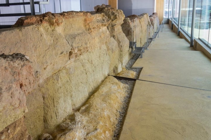 Restos de la muralla púnica, la ciudad tuvo un gran auge antes incluso de ser romanizada. Foto: Ramón Peco y Manuel Martínez.