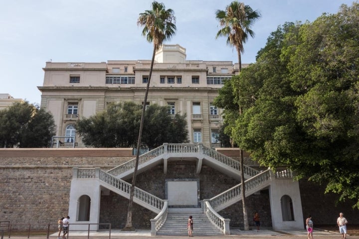 La muralla de Carlos III se extiende a lo largo del paseo marítimo de Cartagena. Foto: Ramón Peco y Manuel Martínez.