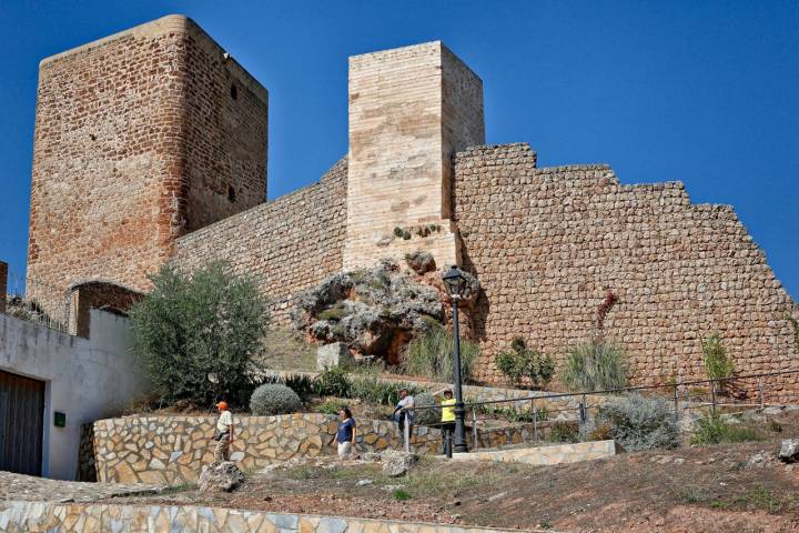El castillo se encuentra en la entrada del pueblo de Hornos, difícil no toparse con él.