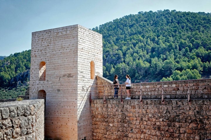 Una de las torres recientemente restaurada.