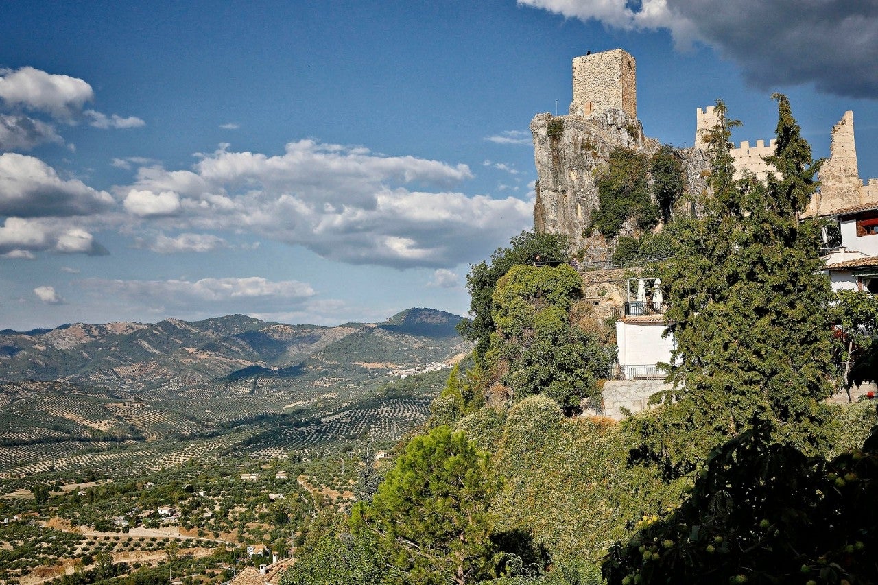 El castillo impone desde la peña sobre la que está construido.