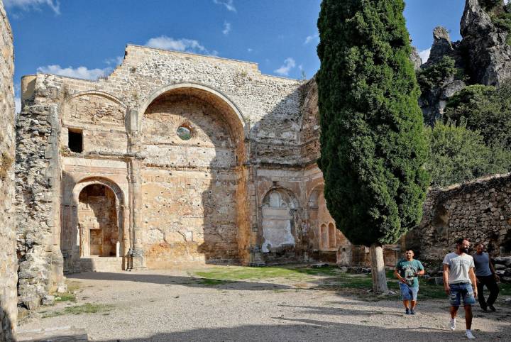 Además del castillo, se pueden visitar las ruinas de una antigua iglesia de estilo renacentista.