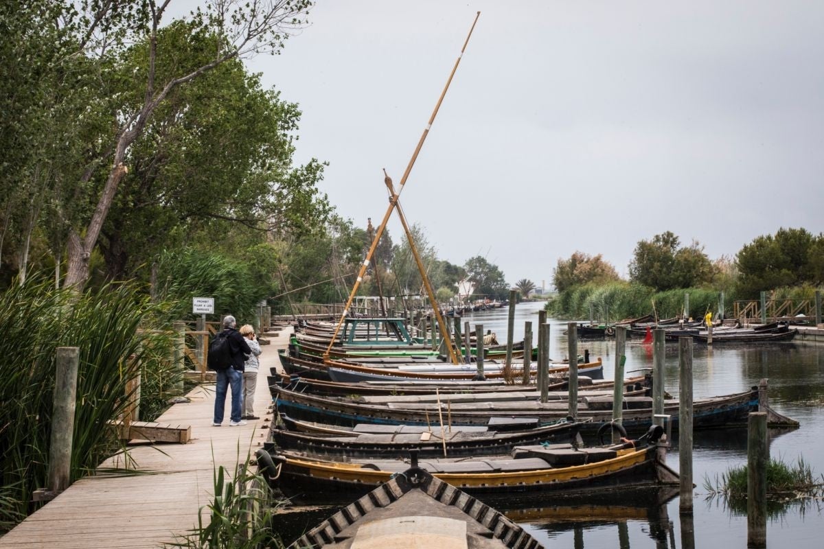 Vista de las barcas de pescadores en el puerto de Catarroja, Valencia.