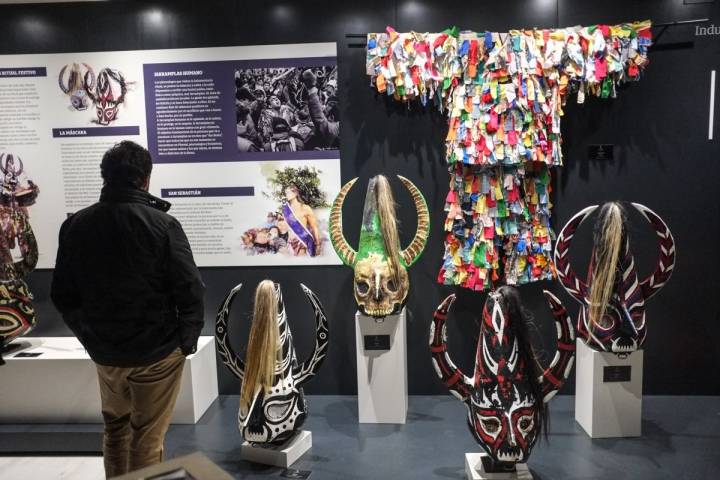 En el Museo se expone el traje, que lleva más de 3.000 cintas de colores.