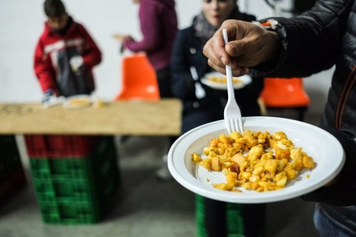 En respuesta al cariño, el protagonista de las fiestas reparte migas extremeñas la madrugada del día 20.