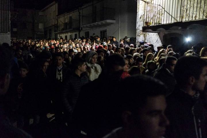 El pueblo acompaña al héroe local poco después de la medianoche mientras canta a San Sebastián.