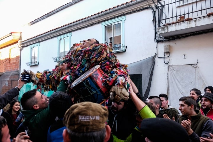 Cuando acaba, el Jarramplas es ovacionado por todos los vecinos.