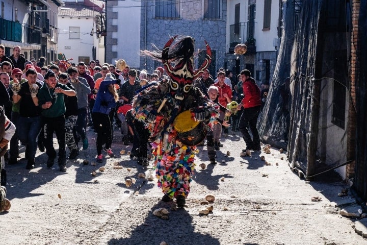 Lo más importante es que el protagonista sepa 'dar fiesta' bailando y animando pese a ser atacado.