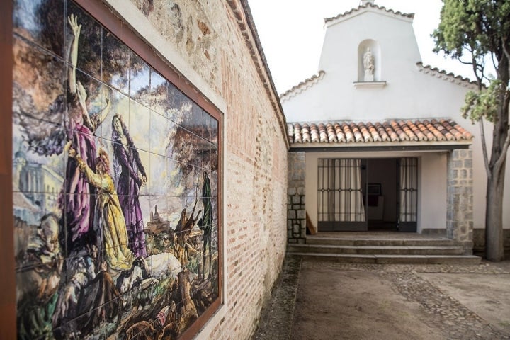 Vista de la reproducción en cerámica de la obra 'Los desenterramientos de La Florida' de Vicente Palmaroli, en el patio de la ermita del cementerio de La Florida, en Madrid.