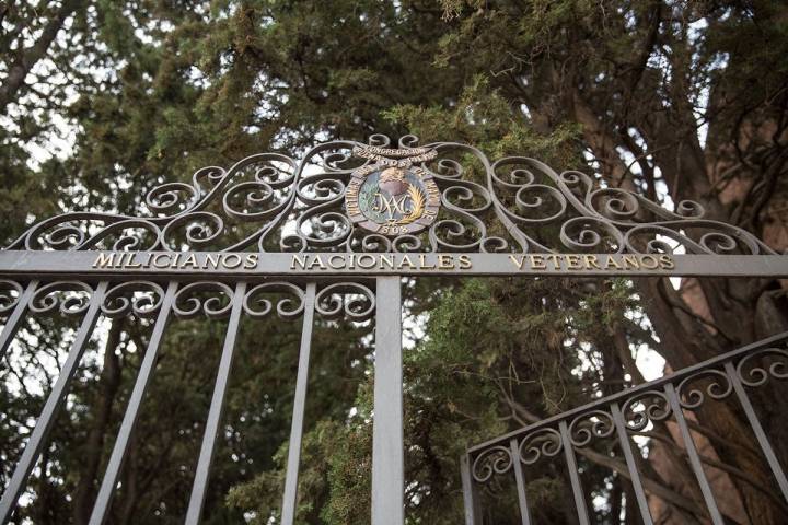 Detalle de la verja de entrada al cementerio de La Florida, en Madrid, propiedad de la Sociedad Filantrópica de Milicianos Nacionales.