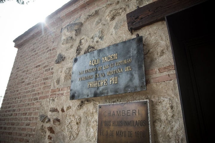 Vista de las placas conmemorativas del cementerio de La Florida, en Madrid.