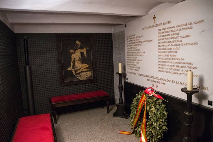Interior de la cripta con el mausoleo donde están los nombres de los 29 identificados de los 43 fusilados en el levantamiento del 2 de mayo, en el cementerio de La Florida, Madrid.