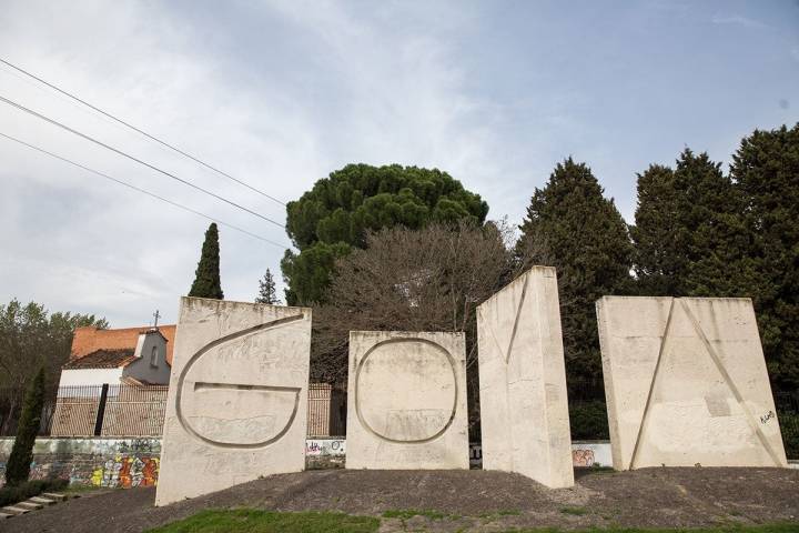 Vistas del exterior del cementerio de La Florida, en Madrid, con monolitos que forman el nombre de Goya.