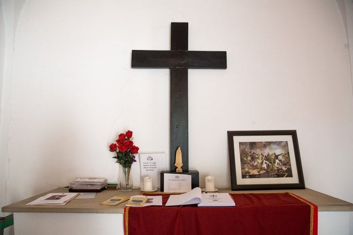 Vista del altar de la ermita del cementerio de La Florida, con el libro de firmas, en Madrid.