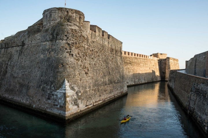 Las Murallas Reales se pueden visitar en kayak a través de su foso navegable. Foto: Alfredo Cáliz.