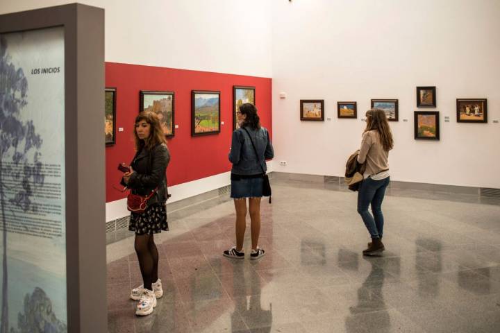 Exposición de Mariano Bertuchi en la sala de exposición de las Murallas Reales, en Ceuta.