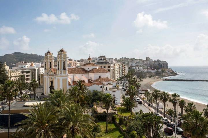 La Plaza de África de Ceuta, con el mar a la derecha.