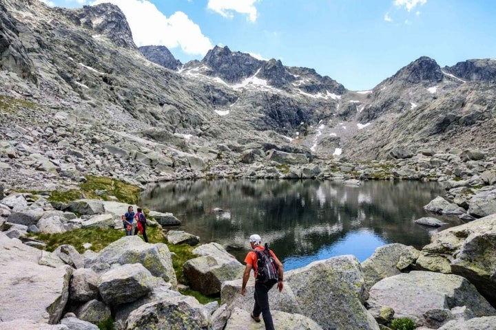 Varios senderistas llegan a la tercera laguna de la ruta, llamada Mediana.