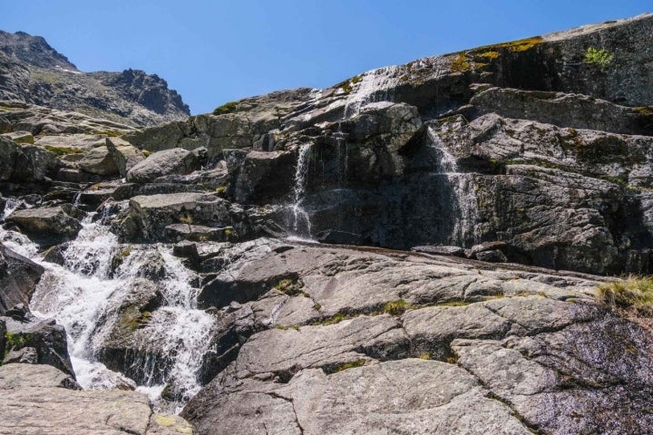 El agua corre en cascadas nada más superar el primer repecho desde la Barranca formando un pequeño lago.