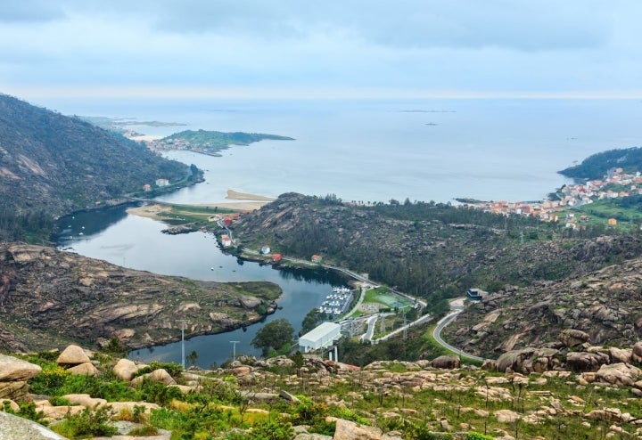 La desembocadura del río Xallas, desde la localidad de Dumbría, la entrada al legendario Olimpo Celta. Foto: Shutterstock.