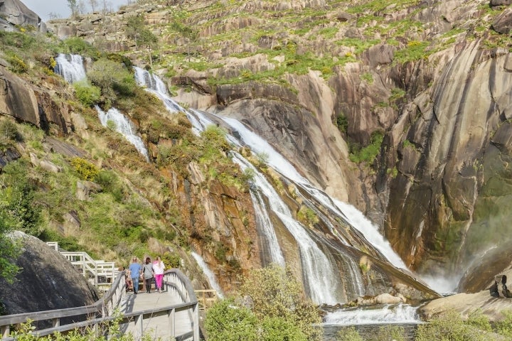 La cascada del Ézaro es la única de Europa que cae en el mar. Foto: Shutterstock.