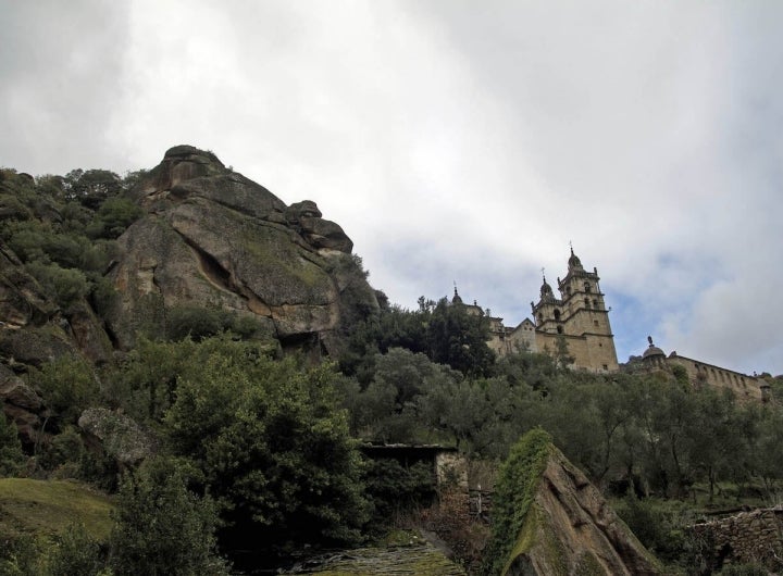 As Ermidas parece colgar de la roca sobre un manto verde. Foto: Flickr Turgalicia.