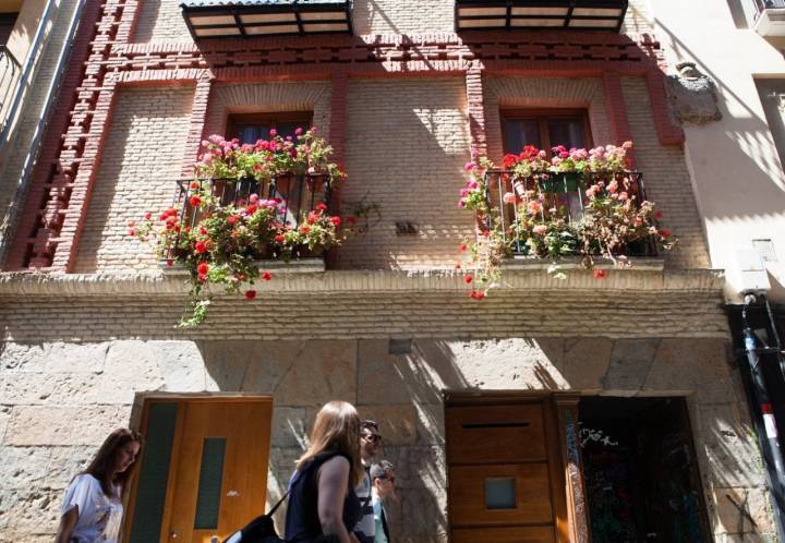 Pamplona - Balcones adornados con geranios