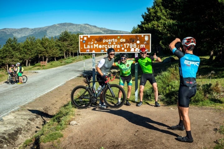 El aparcamiento del puerto de la Morcuera es el punto de salida de la ruta.