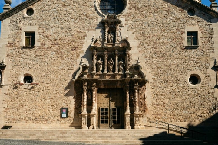 Fachada principal de la iglesia de Santa María de Moià, en la comarca del Moianès (Barcelona).